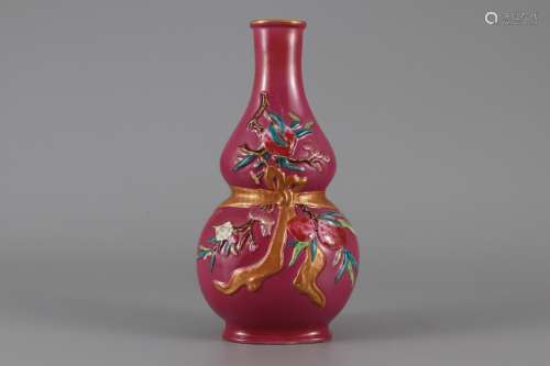清乾隆 胭脂紅粉彩雕刻壽桃結帶葫蘆瓶