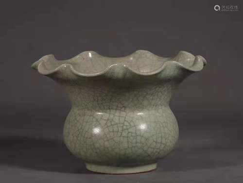 Ge Type Foliate-Edge Zhadou Vessel