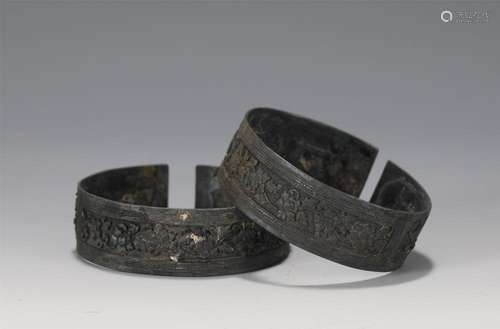 A PAIR OF CHINESE SILVER BRACELET