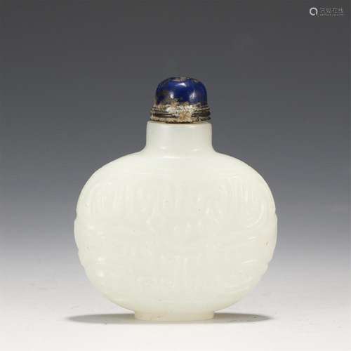 A CHINESE WHITE JADE SNUFF BOTTLE