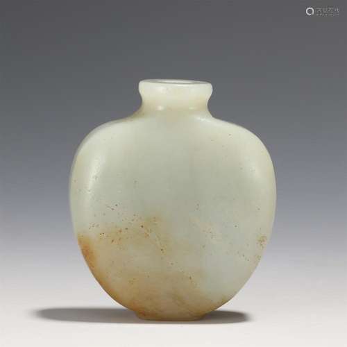 A CHINESE JADE SNUFF BOTTLE