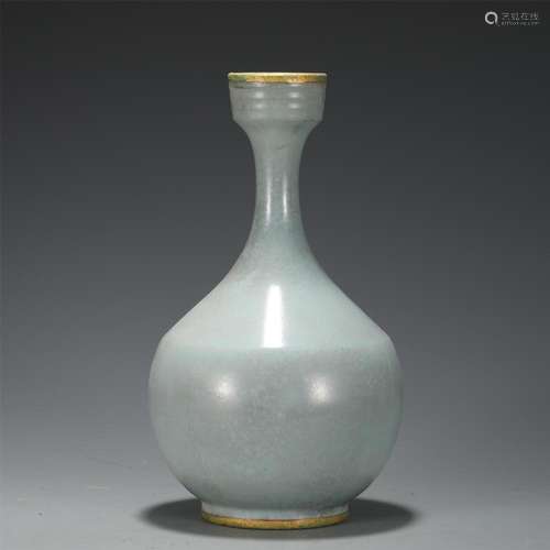 A CHINESE PORCELAIN VASE