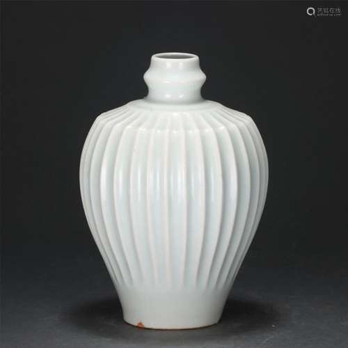 A CHINESE HUTIAN TYPE GLAZE PORCELAIN MELON SHAPED VASE