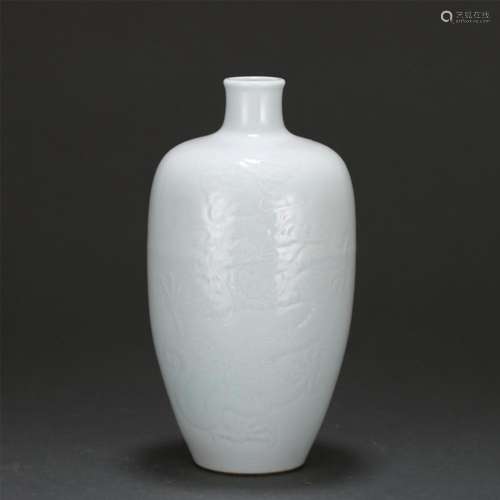 A CHINESE WHITE GLAZE PORCELAIN DRAGON PATTERN VASE