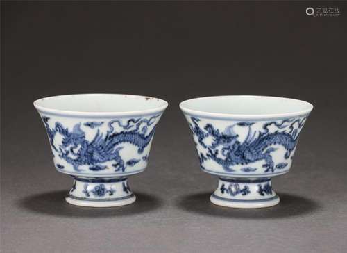 A PAIR OF CHINESE BLUE AND WHITE PORCELAIN DRAGON PATTERN CU...