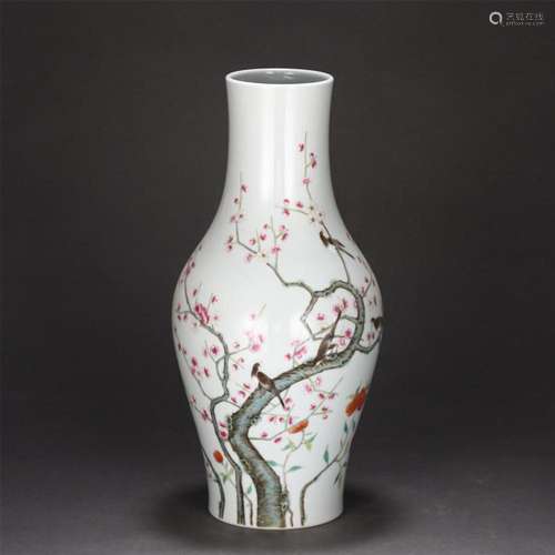 A CHINESE FAMILLE ROSE PORCELAIN VASE