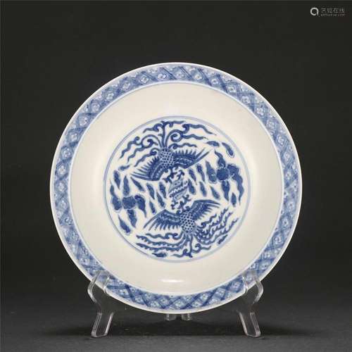 A CHINESE BLUE AND WHITE PORCELAIN DISH