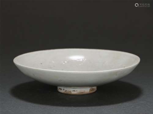 A CHINESE WHITE GLAZE PORCELAIN FLORAL DISH