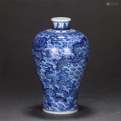 A CHINESE BLUE AND WHITE PORCELAIN DRAGON PATTERN VASE