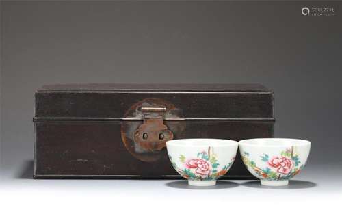 A PAIR OF CHINESE FAMILLE ROSE PORCELAIN BOWLS