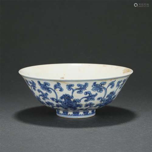 A CHINESE BLUE AND WHITE PORCELAIN FLORAL BOWL