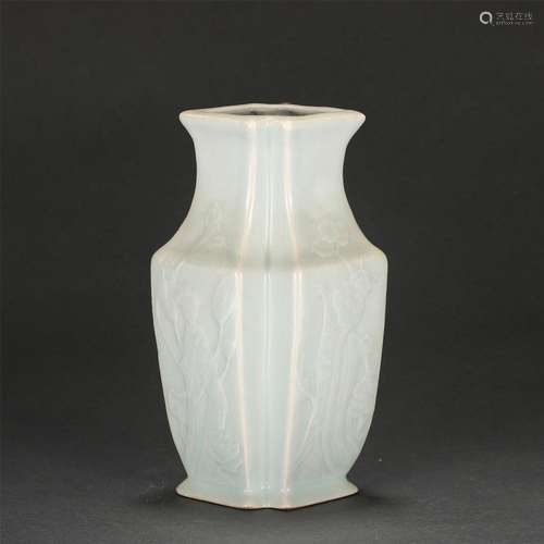 A CHINESE CELADON GLAZE PORCELAIN VASE