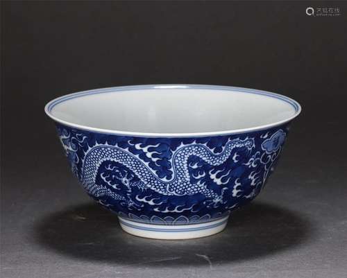 A CHINESE BLUE AND WHITE PORCELAIN DRAGON PATTERN BOWL