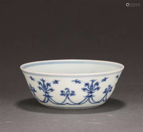 A CHINESE BLUE AND WHITE PORCELAIN FLORAL BOWL