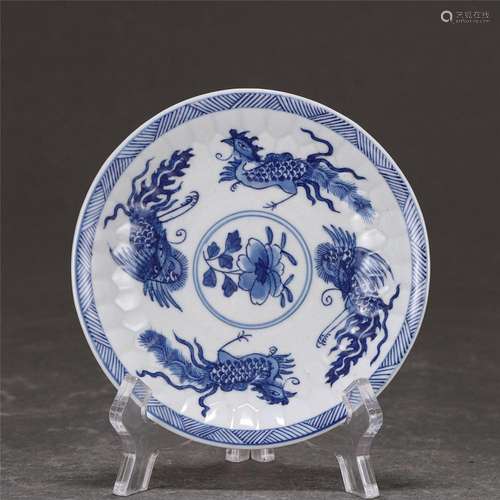 A CHINESE BLUE AND WHITE PORCELAIN FLORAL DISH