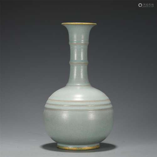 A CHINESE PORCELAIN VASE