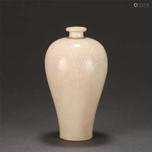 A CHINESE DING TYPE GLAZE PORCELAIN VASE