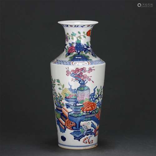 A CHINESE BLUE AND WHITE FAMILLE ROSE PORCELAIN FLORAL VASE