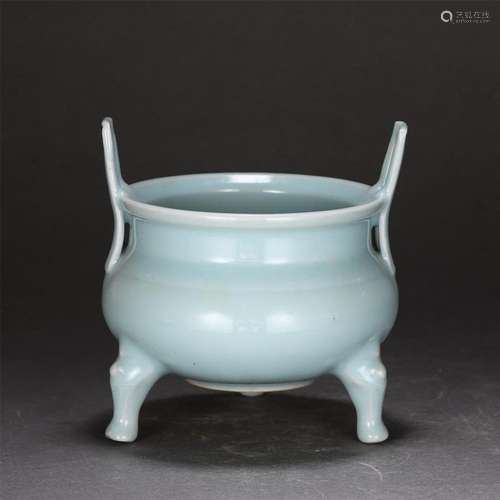 A CHINESE CELADON GLAZE PORCELAIN TRIPOD CENSER