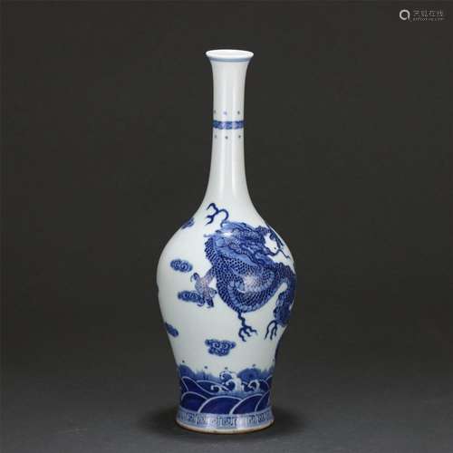 A CHINESE BLUE AND WHITE PORCELAIN DRAGON PATTERN VASE