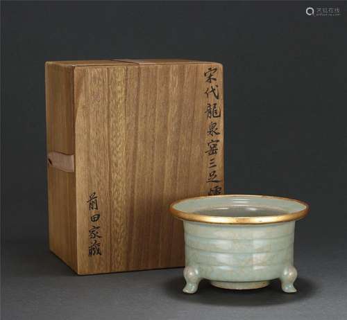 A CHINESE LONGQUAN GLAZE PORCELAIN TRIPOD CENSER