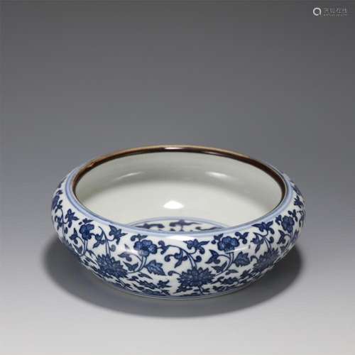 A CHINESE BLUE AND WHITE PORCELAIN BOWL