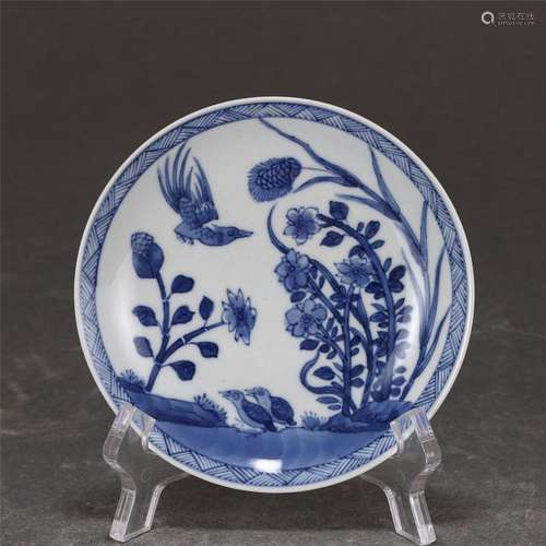 A CHINESE BLUE AND WHITE PORCELAIN DISH