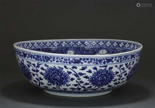 A CHINESE BLUE AND WHITE PORCELAIN FLORAL BOWL