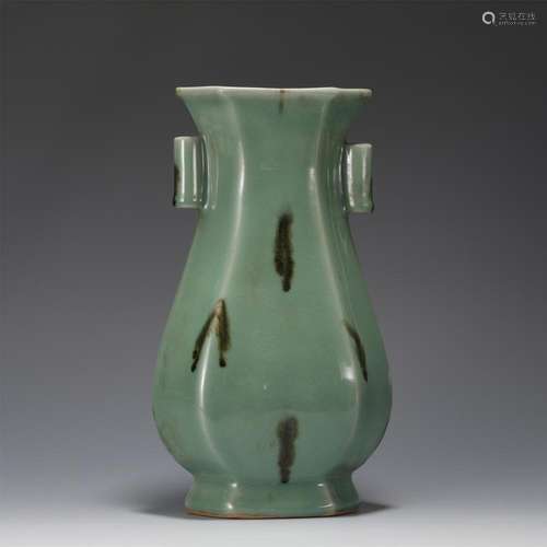 A CHINESE PORCELAIN VASE