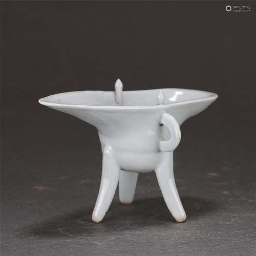 A CHINESE WHITE GLAZE PORCELAIN TRIPOD CUP