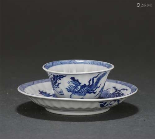 A SET OF CHINESE BLUE AND WHITE PORCELAIN FLORAL TEACUP AND ...