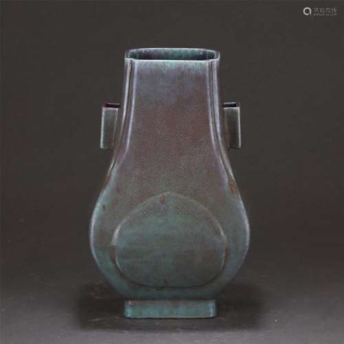 A CHINESE LUJUN GLAZE PORCELAIN VASE