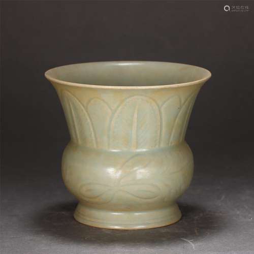 A CHINESE LONGQUAN GLAZE PORCELAIN VASE