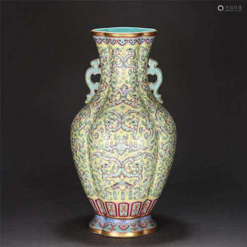 A CHINESE FAMILLE ROSE PORCELAIN FLORAL VASE