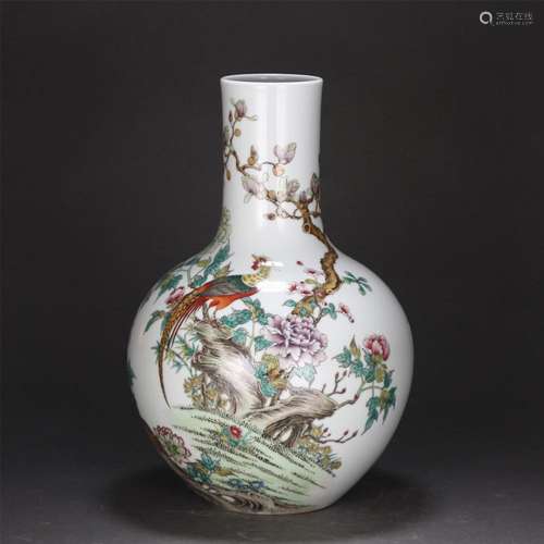 A CHINESE FAMILLE ROSE PORCELAIN FLORAL VASE