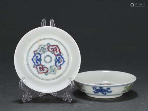 A PAIR OF CHINESE DOUCAI PORCELAIN FLORAL DISHES