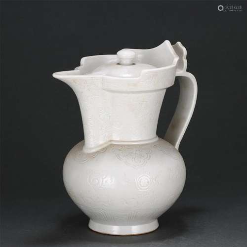 A CHINESE WHITE GLAZE PORCELAIN EWER