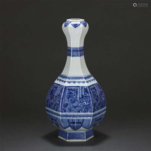 A CHINESE BLUE AND WHITE PORCELAIN HEXAGONAL VASE