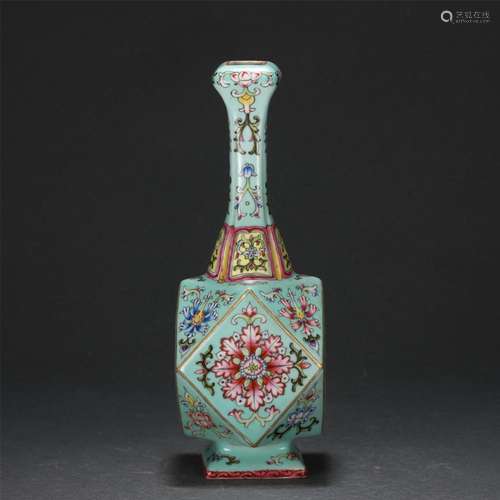 A CHINESE FAMILLE ROSE PORCELAIN FLORAL VASE