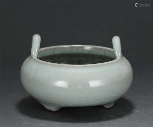 A CHINESE GUAN TYPE GLAZE PORCELAIN TRIPOD CENSER