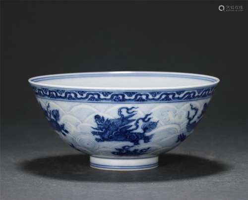 A CHINESE BLUE AND WHITE PORCELAIN DRAGON PATTERN BOWL