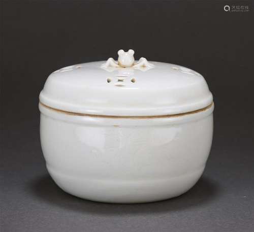 A CHINESE WHITE GLAZE PORCELAIN LIDDED JAR