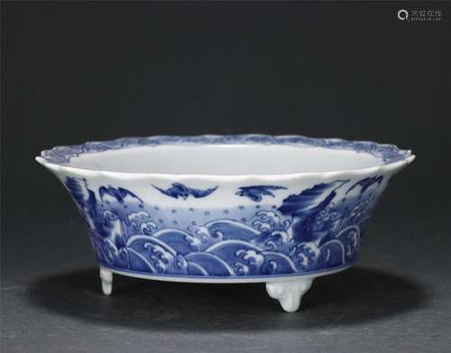 A CHINESE BLUE AND WHITE PORCELAIN TRIPOD BRUSH WASHER