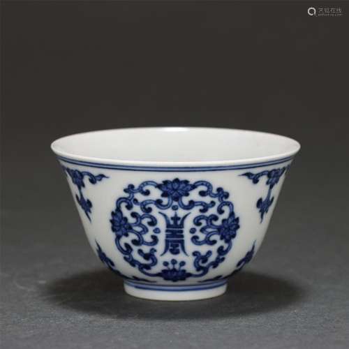 A CHINESE BLUE AND WHITE PORCELAIN FLORAL CUP