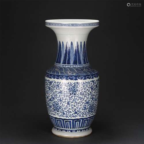 A CHINESE BLUE AND WHITE PORCELAIN FLORAL VASE