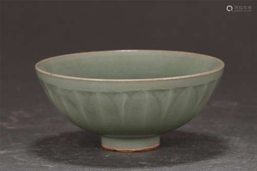 A CHINESE LONGQUAN GLAZE PORCELAIN BOWL