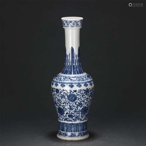 A CHINESE BLUE AND WHITE PORCELAIN FLORAL VASE