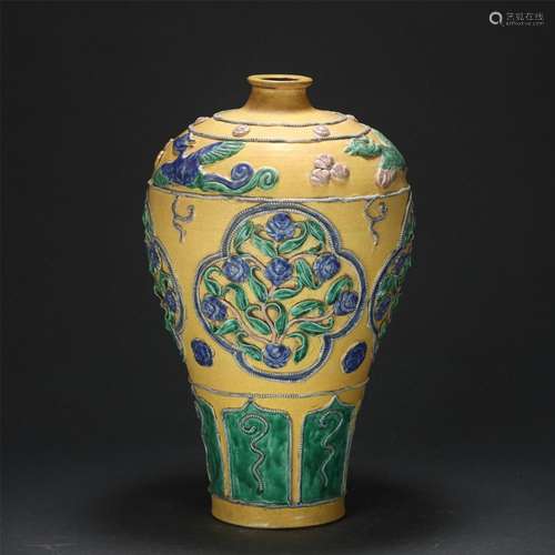 A CHINESE SANCAI GLAZE PORCELAIN FLORAL VASE