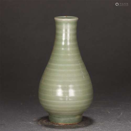 A CHINESE CELADON GLAZE PORCELAIN VASE