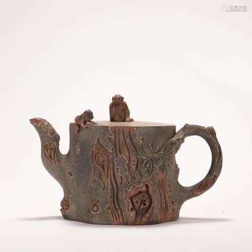 A CHINESE ZISHA CLAY TEAPOT